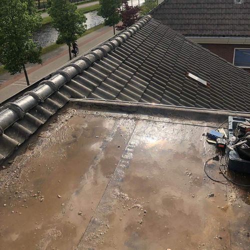 Een oude dakkapel met lekkages Een oude dakkapel in Bolsward